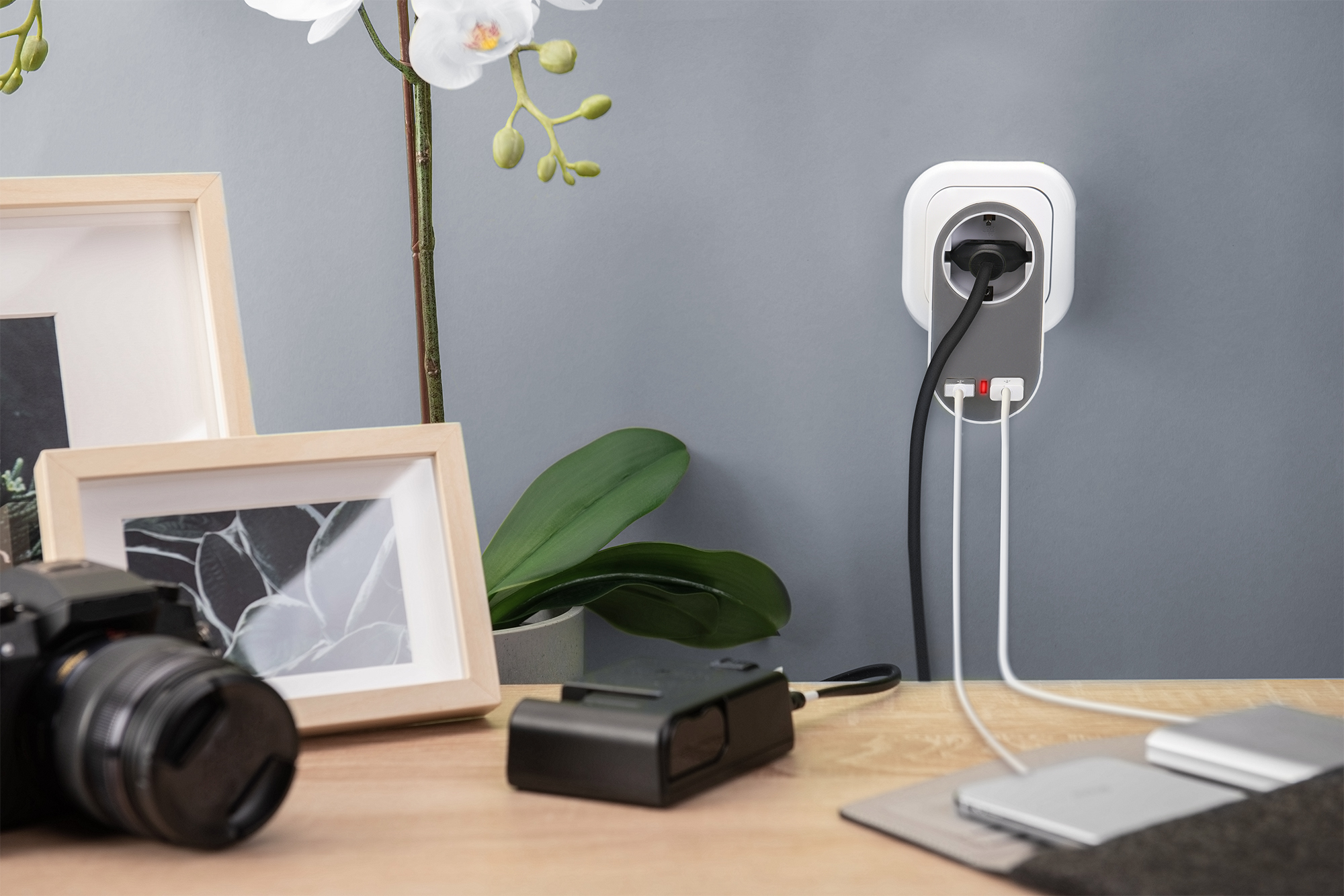 Digitus Caricabatterie a spina universale USB con 2 porte USB-A e presa integrata