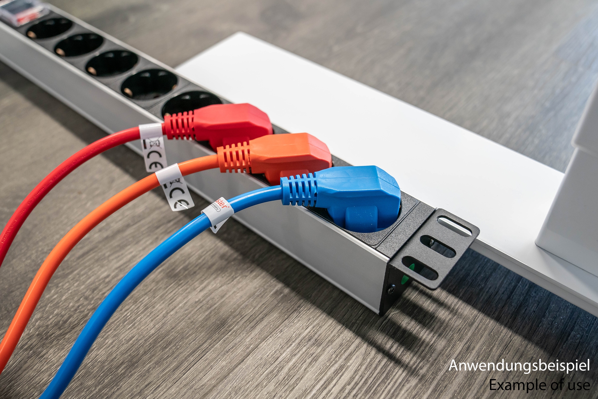 kabelmeister Netzkabel Schutzkontakt-Stecker Typ E+F (90 gew.) an Kaltgerte-Buchse C13, orange, 0
