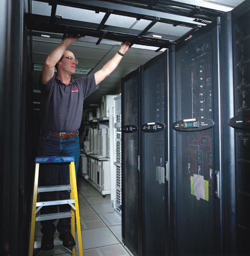 APC Schneider Electric Critical Power & Cooling Services Advantage Ultra Service Plan - Serviceerweiterung - Arbeitszeit und Ersatzteile (fr USV 70-80 kW und/oder PDU)