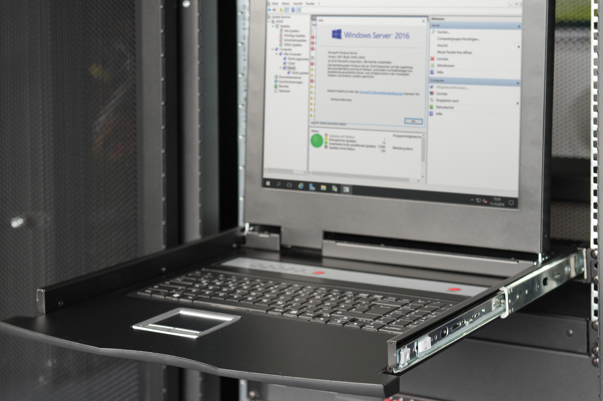 DIGITUS Modulare Konsole mit 17 TFT (43,2cm), 8-Port KVM & Touchpad, US-Tastatur