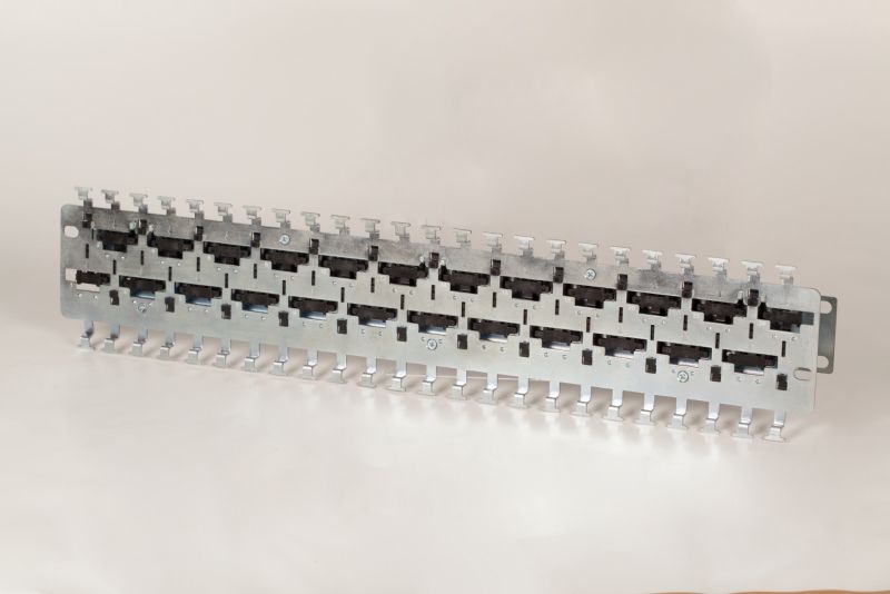 EFB Elektronik Haltepanel zur 19 / Wandmontage von 24 x Verbinder 37597.1