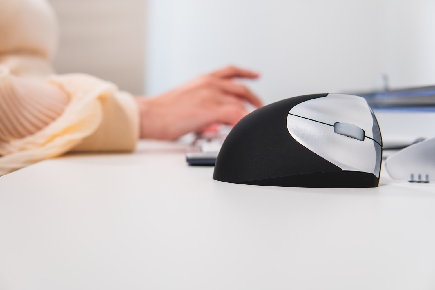 Bakker HandShake Mouse Left Wireless - Maus - 3.200 dpi