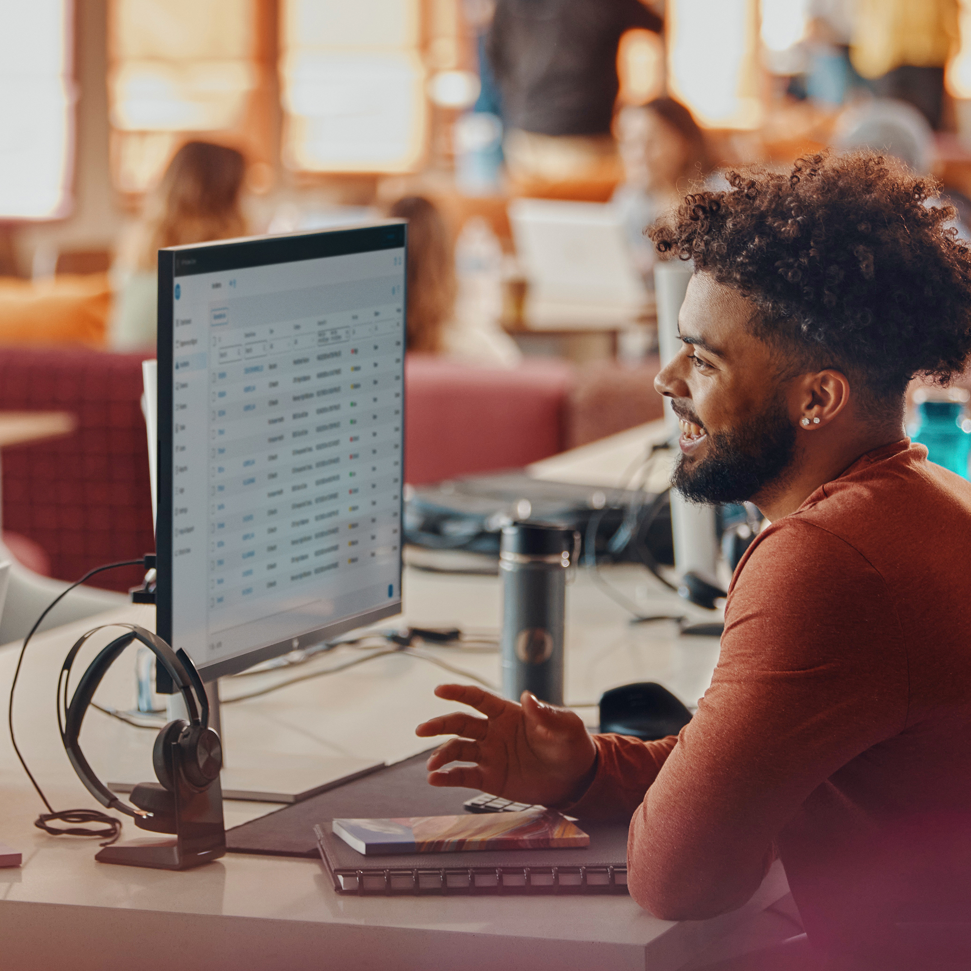 Poly Micro-casque Voyager Focus 2 USB-C-C + adaptateur USB-C/A + base de chargement