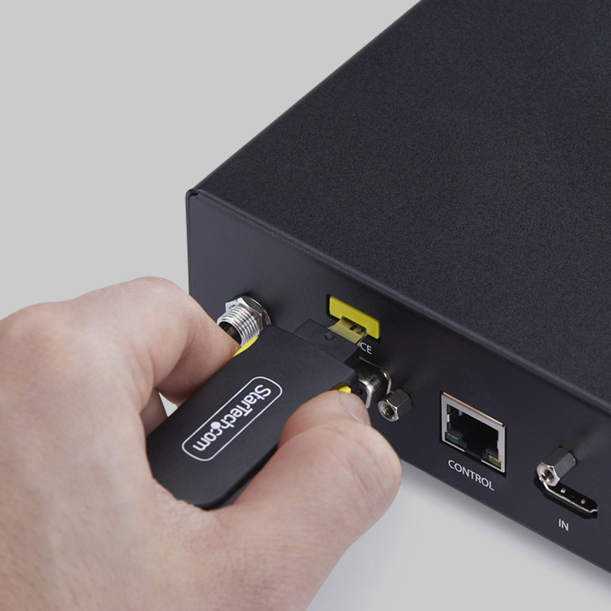 StarTech.com Blocco Porta USB-A con Chiave, 4 Inserti USB-A di ricambio, Tappi Antipolvere Riutilizzabili con Chiusura a Scatto per PC e Notebook
