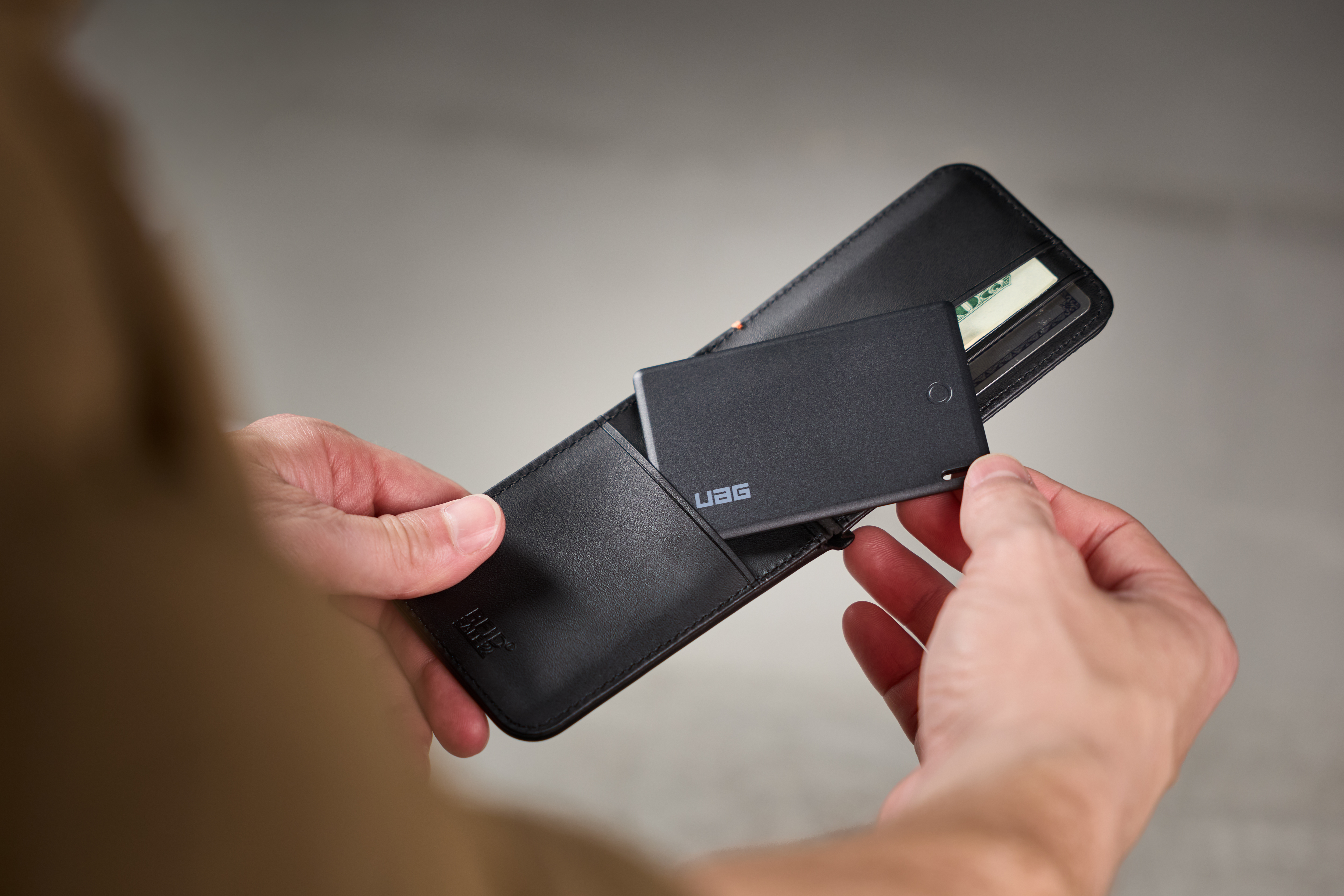 Urban Armor Gear 964447113940 wallet/card case/travel document holder Black
