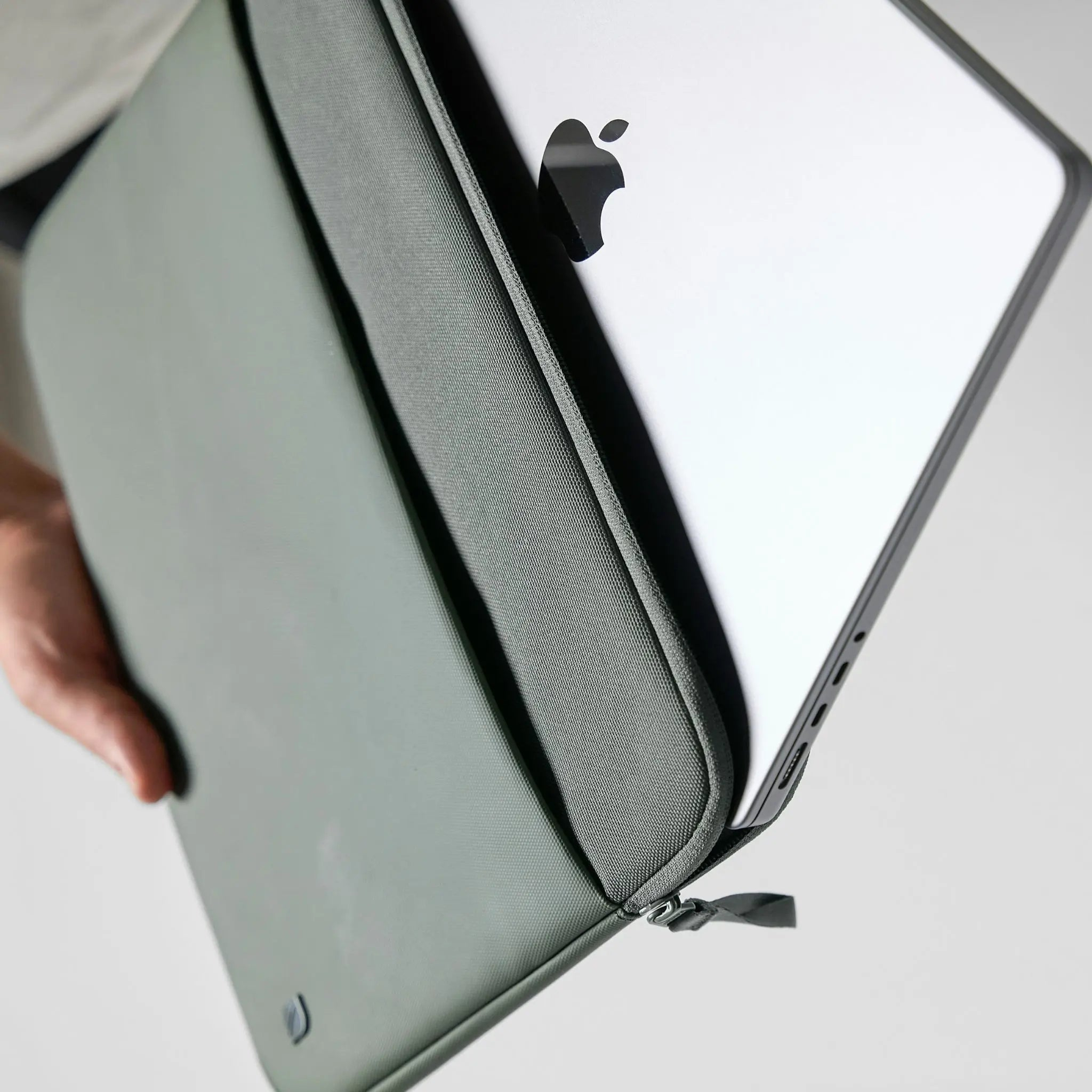 Incase A.R.C. SLEEVE FOR 14 LAPTOPS SMOKED IVY (INCO400717-SIV)