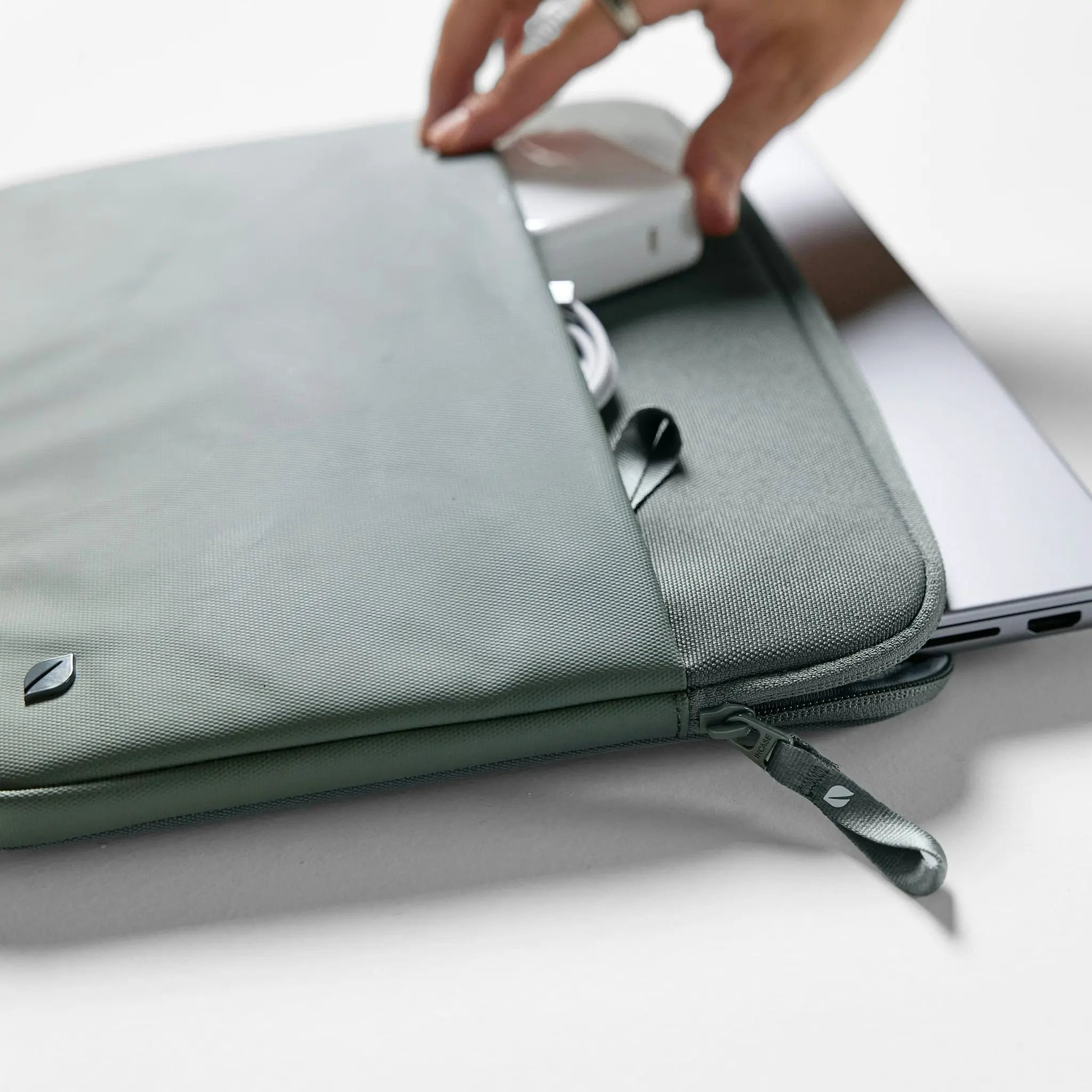 Incase A.R.C. SLEEVE FOR 14 LAPTOPS SMOKED IVY (INCO400717-SIV)