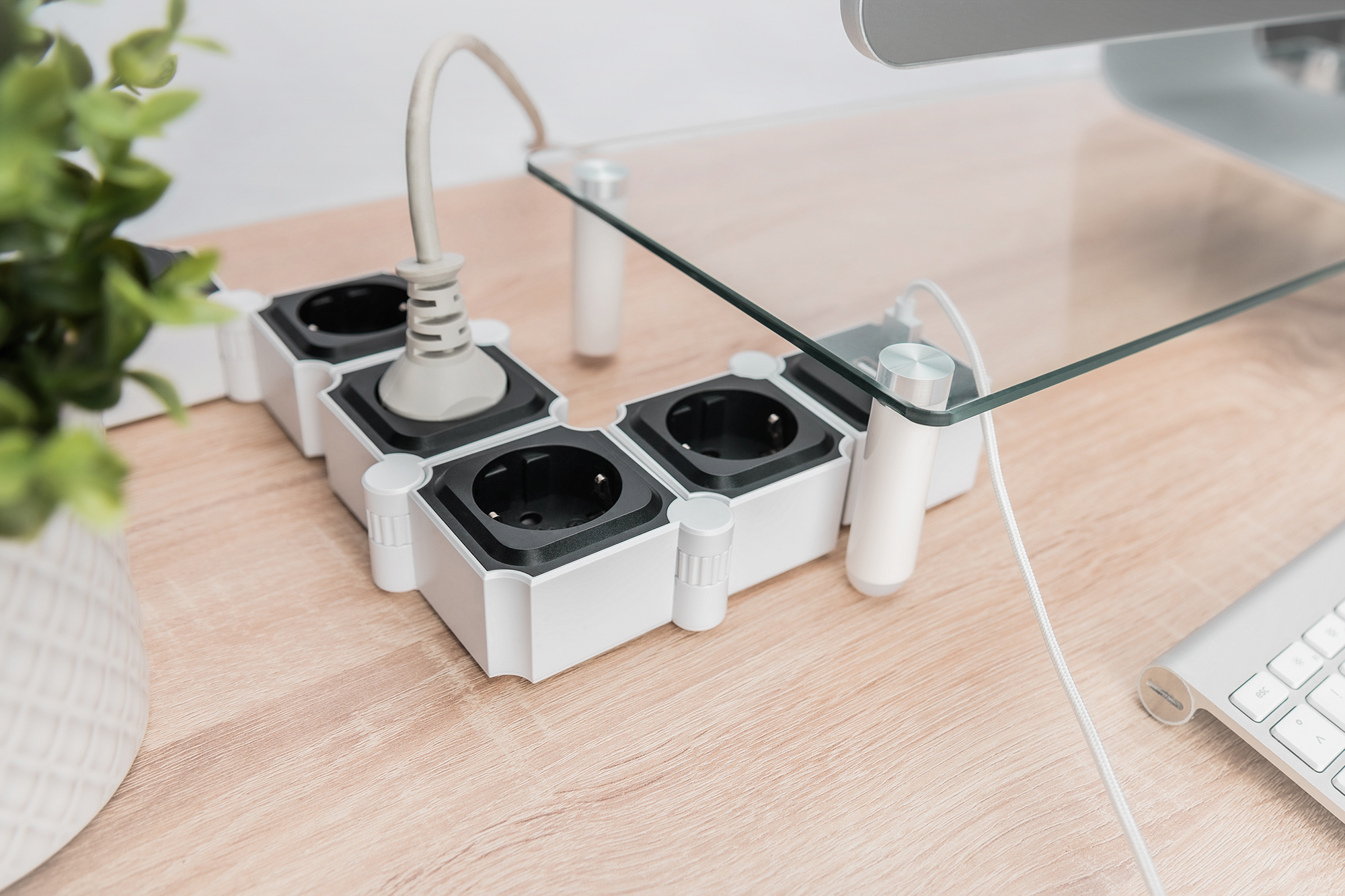 Digitus Presa multipla flessibile da 4 con 2 attacchi USB e interruttori