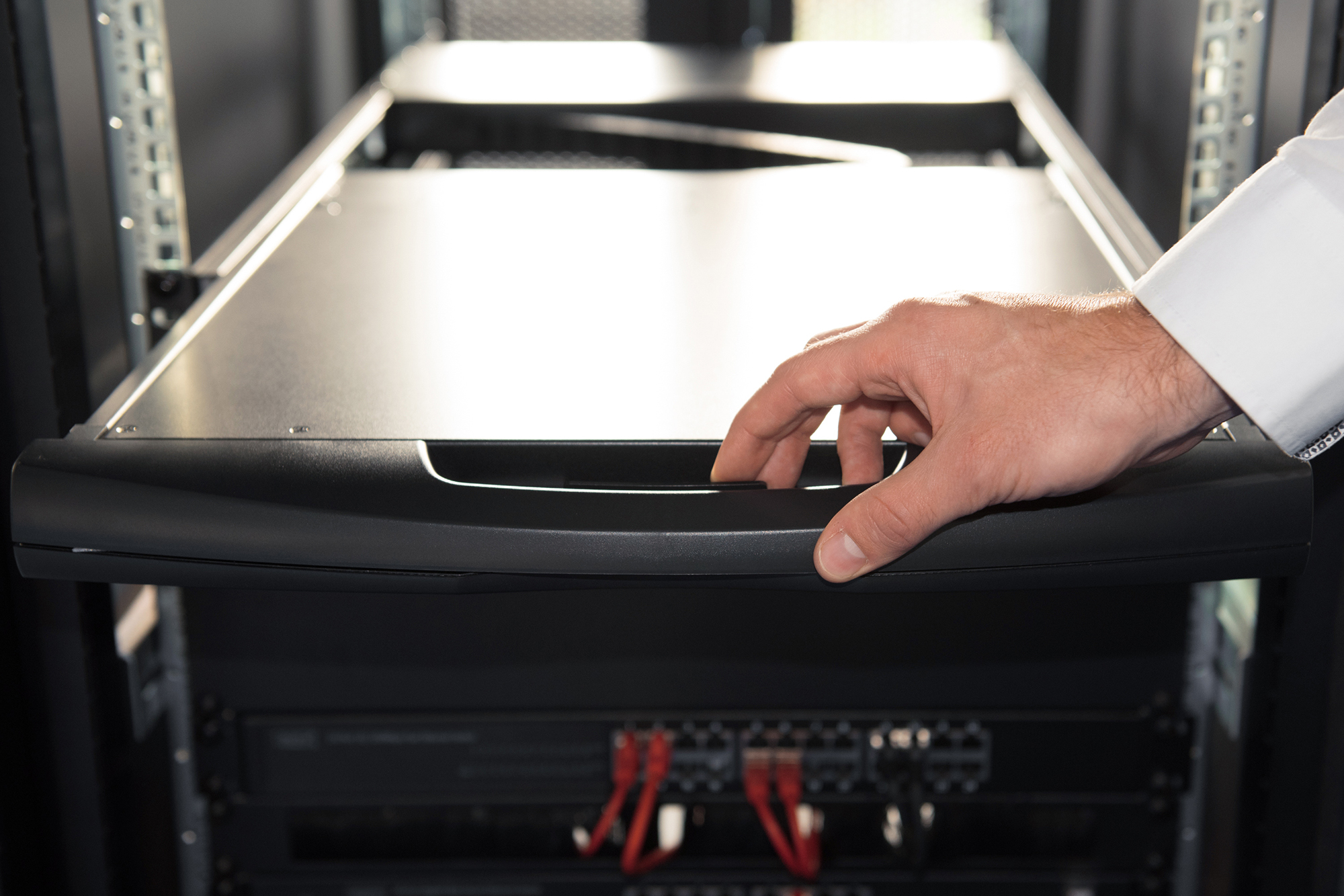 DIGITUS Modulare Konsole mit 19 TFT (48,3cm), 8-Port KVM & Touchpad, deutscher Tastatur