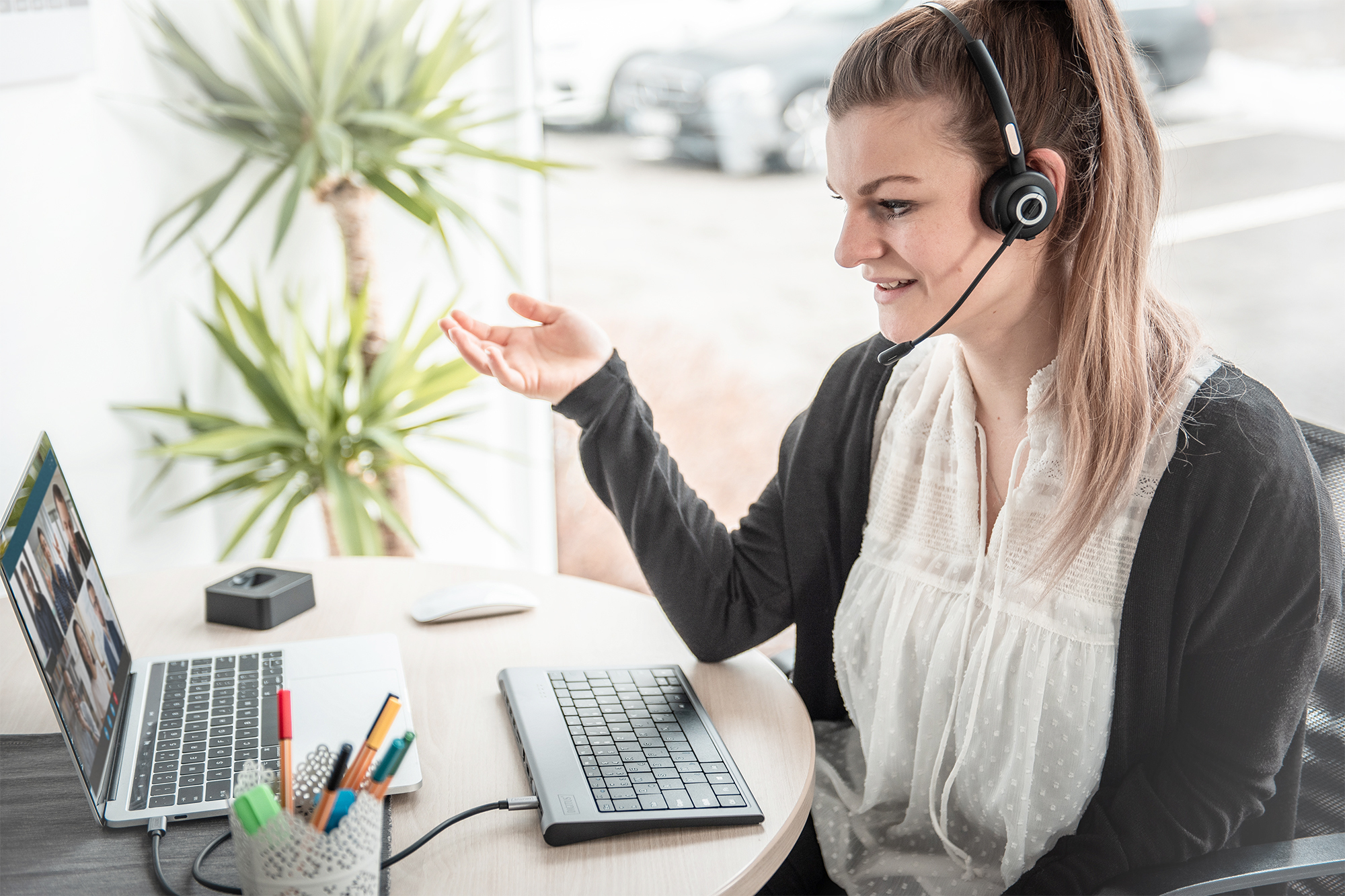 Bluetooth headphones with online docking station