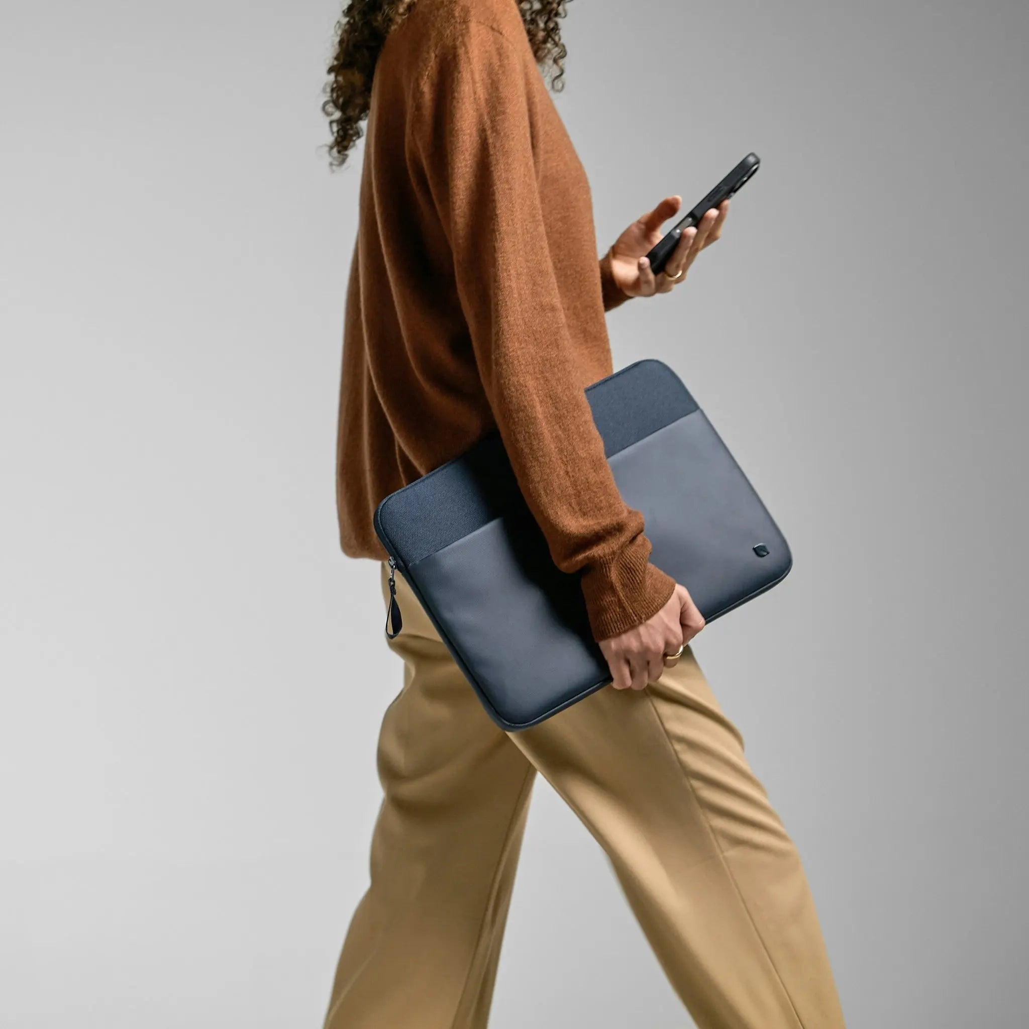 Incase A.R.C. Housse en polyester 100 % recycl� ReSpun pour ordinateur portable 16 pouces (M1-M4, 2021-2024)