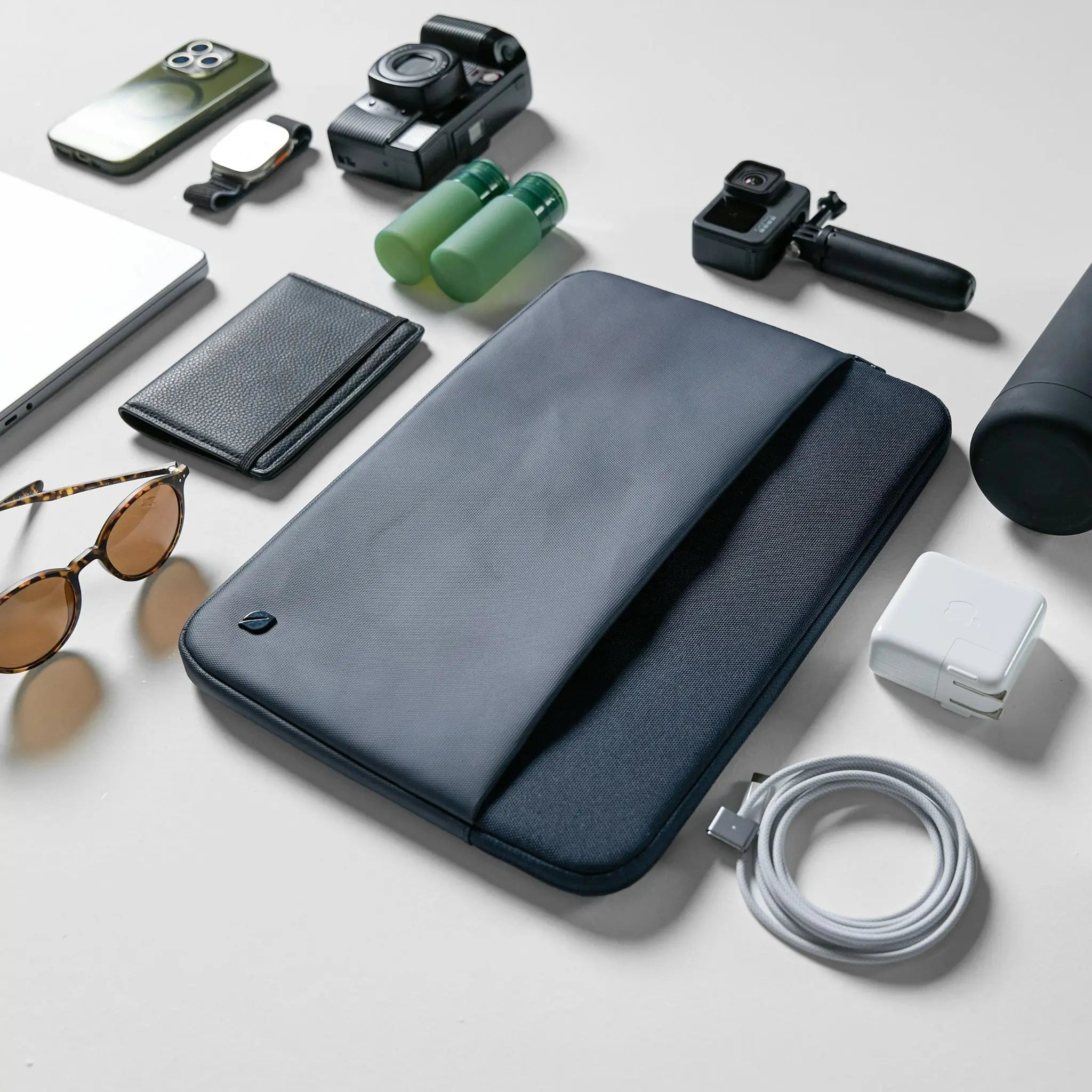 Incase A.R.C. Housse en polyester 100 % recycl� ReSpun pour ordinateur portable 16 pouces (M1-M4, 2021-2024)