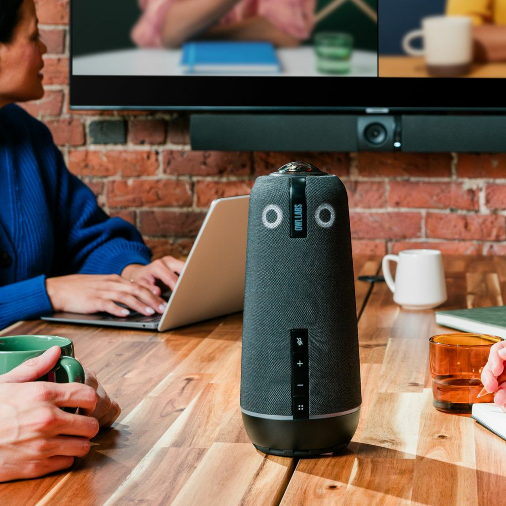 Owl Labs Meeting Owl 4+ - Videocamera per videoconferenza intelligente 4K a 360, microfono e altoparlante (fuoco automatico altoparlante, Smart Zooming, equalizzazione rumore)