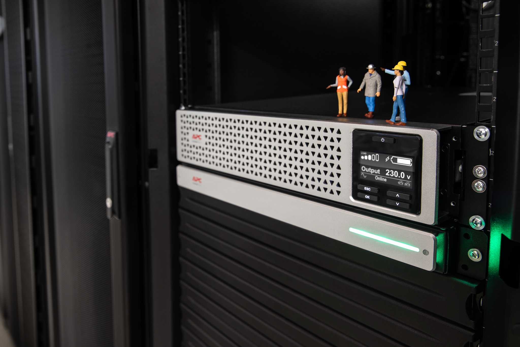 APC SRTL1000RMXLI alimentation d�nergie non interruptible Double-conversion (en ligne) 1 kVA 900 W 8 sortie(s) CA