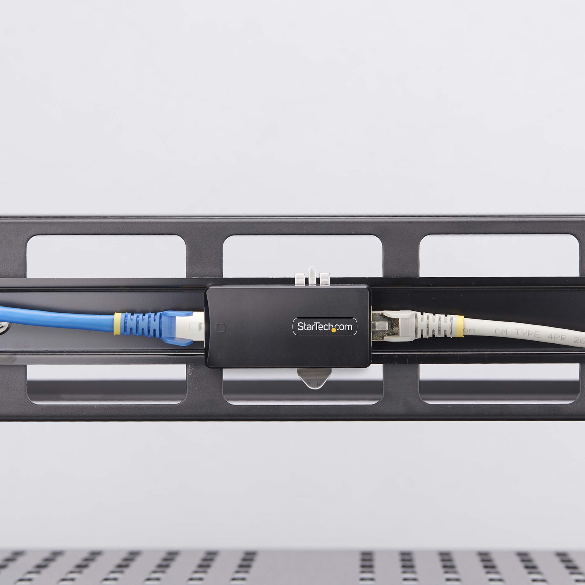 StarTech.com 1-Port Gigabit Network Isolator, RJ45 Ethernet Coupler, 4kV - Netzwerkkoppler - TAA-konform - RJ-45 (W)
