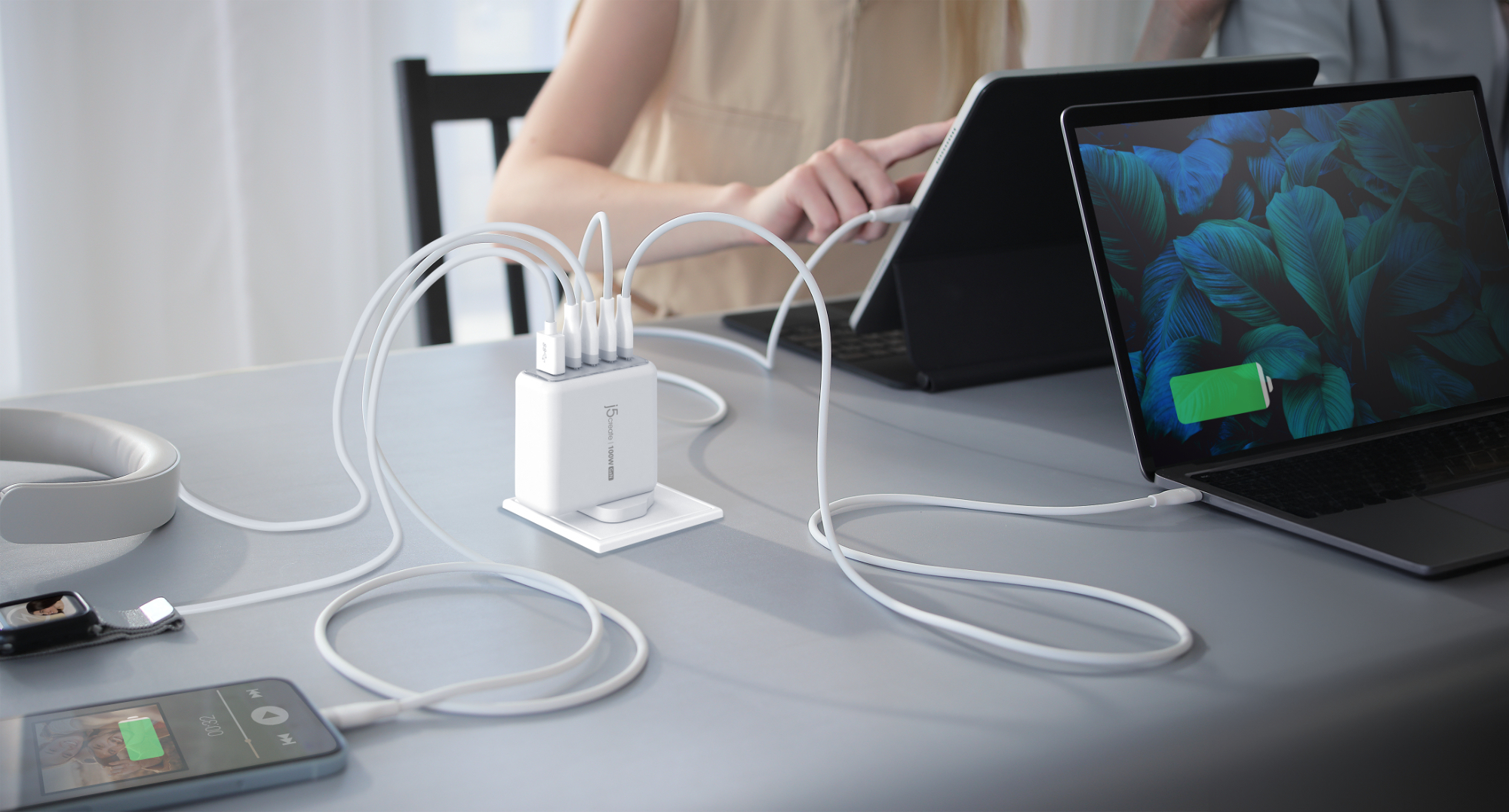 j5create JUP53100 100W GaN USB-C� 5-Port Charger
