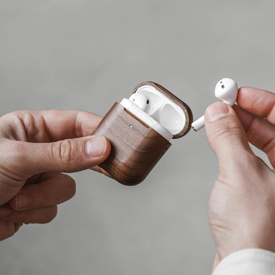 Woodcessories AirCase Schutzhlle fr Apple AirPods 1. und 2. Generation braun
