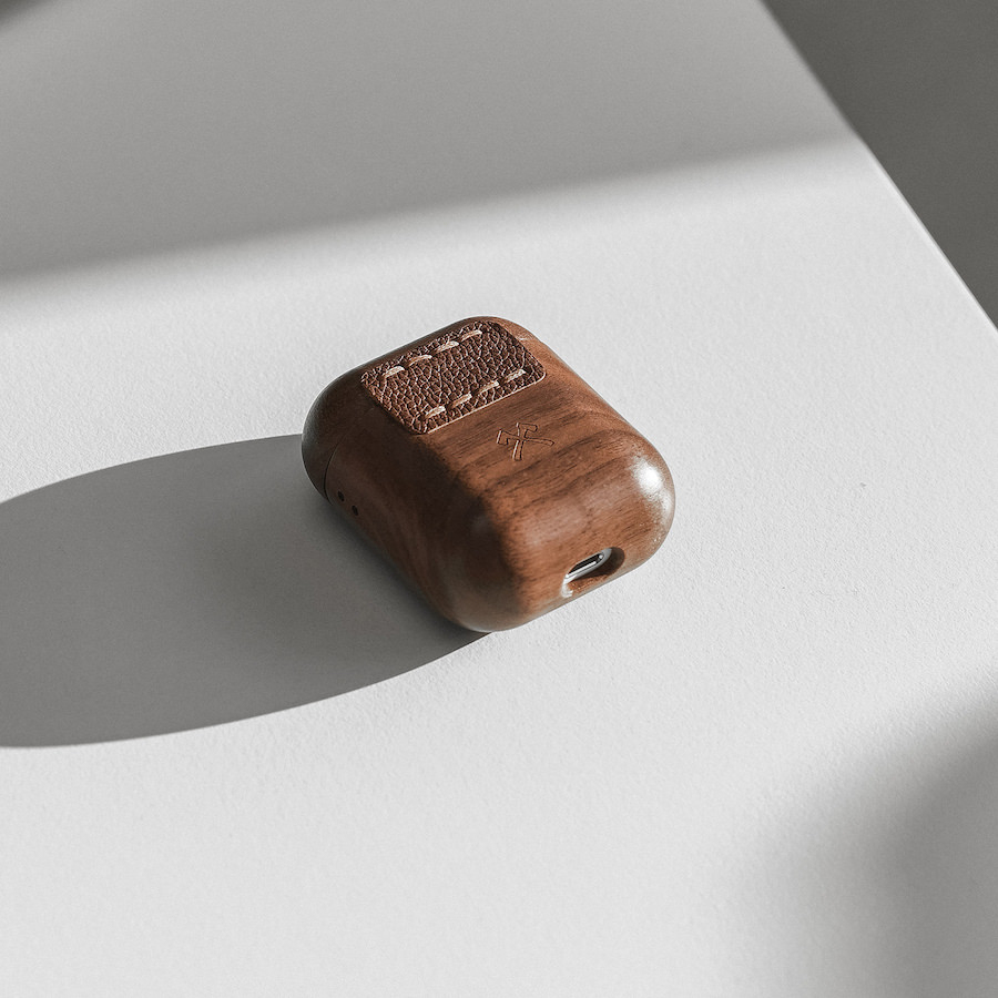 Woodcessories AirCase Schutzhlle fr Apple AirPods 1. und 2. Generation braun