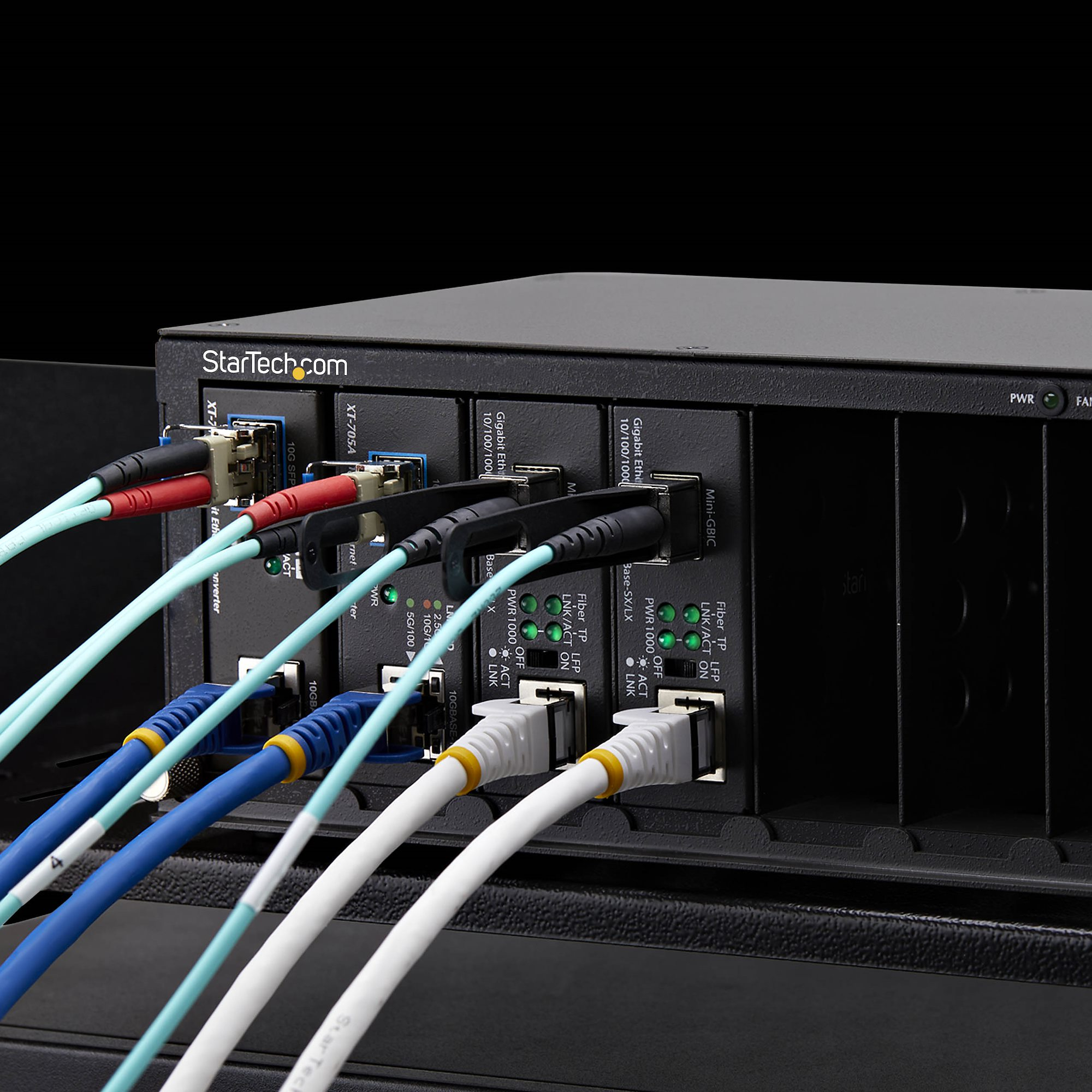 StarTech.com Caja de 7 Ranuras para Conversores de Medios Serie MCM para Rack de 10 - Chasis para Conversores de Medios - sin Gestionar - Aislamiento de Corriente - Ventilaci�n Activa - TAA