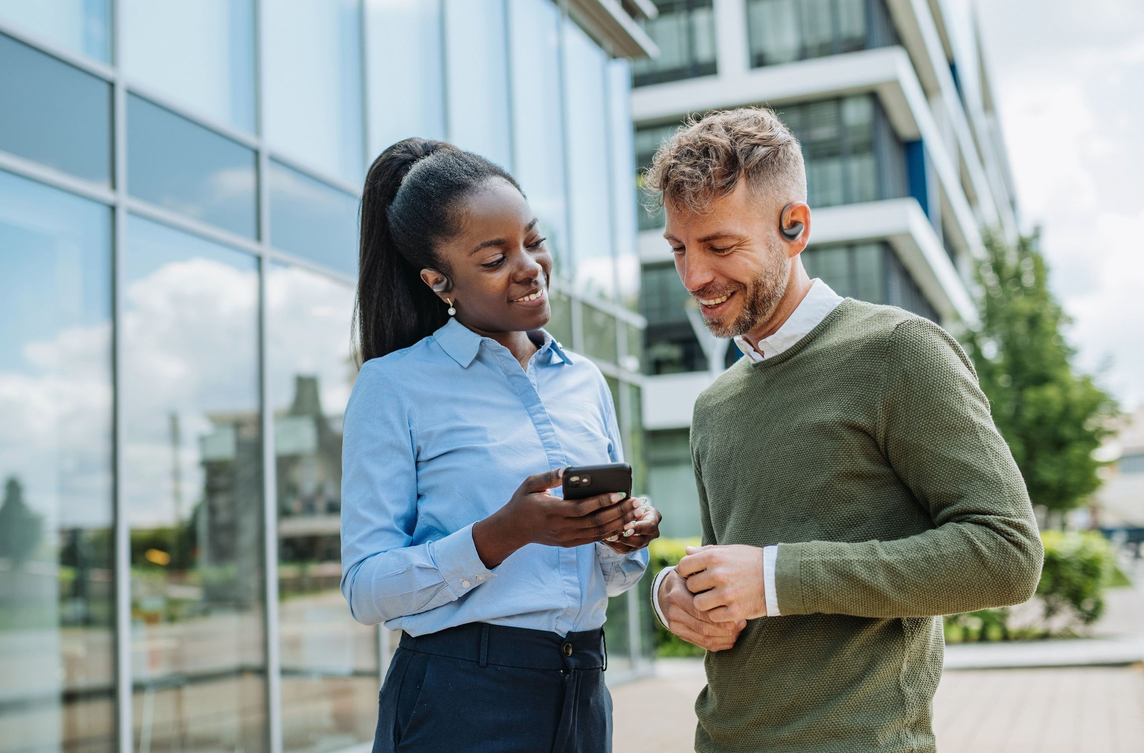 Cellularline Nebit TWS Translator NEBIT TWS earbuds with real-time translation functionality. Elegant and intelligent, designed to break language barriers and support instant communication and transcription.