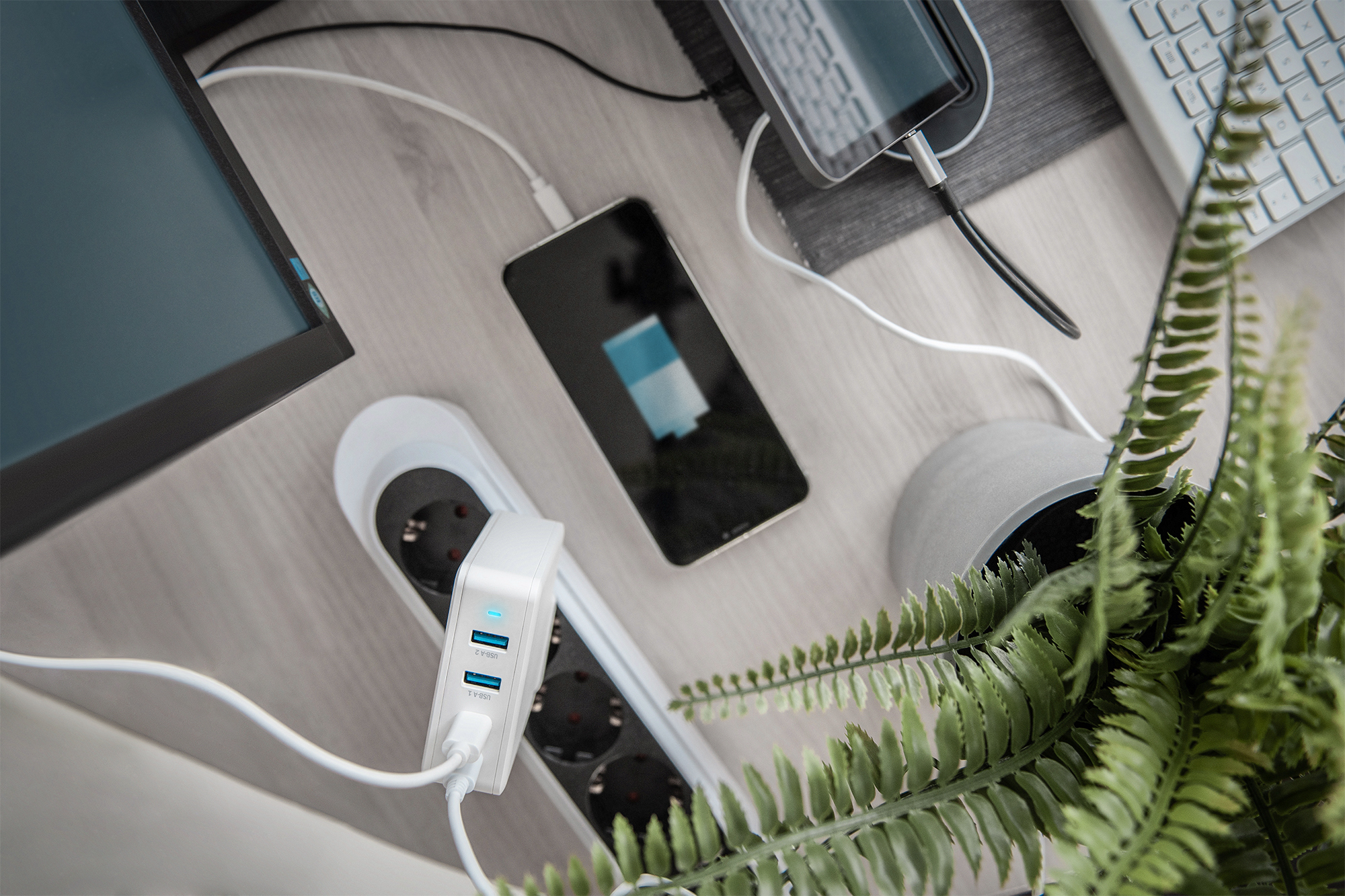 Digitus Adattatore di ricarica universale USB a 4 porte, USB-C / USB A, 100 W, GaN
