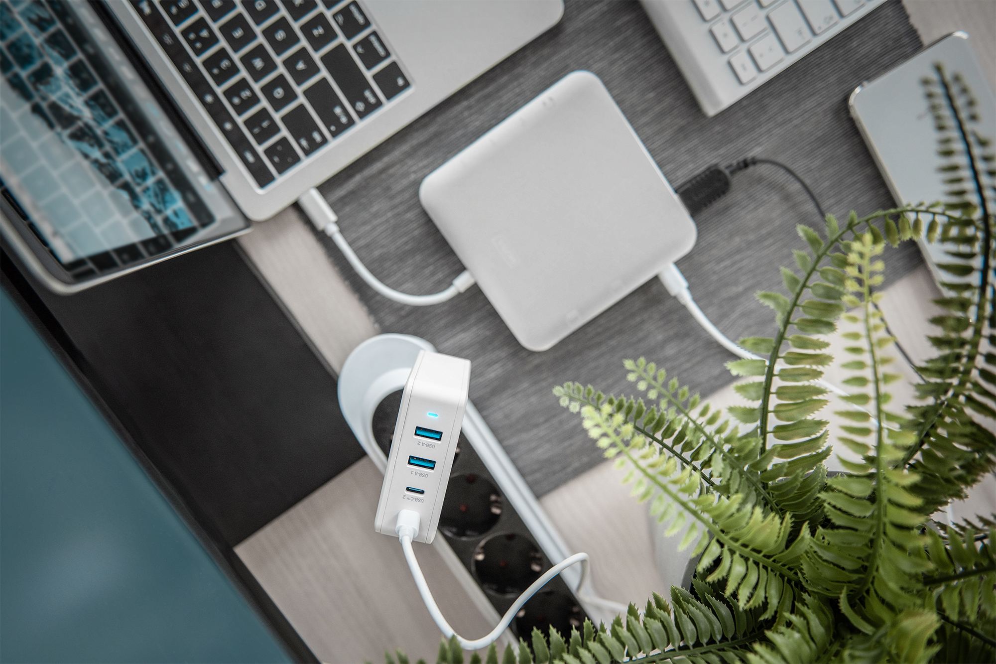 Digitus Adattatore di ricarica universale USB a 4 porte, USB-C / USB A, 100 W, GaN