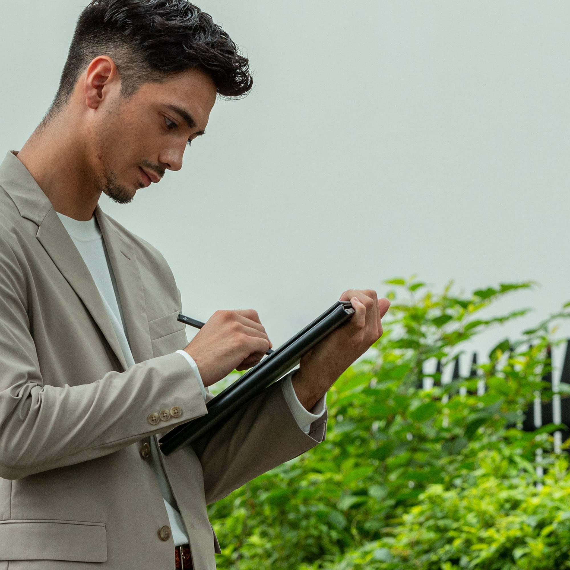 HP Elite Folio Notebook - Slider - Snapdragon 8cx Kryo 495 - Win 11 Pro - Qualcomm Adreno 690 - 16 GB RAM - 512 GB SSD NVMe, TLC - 34.3 cm (13.5)