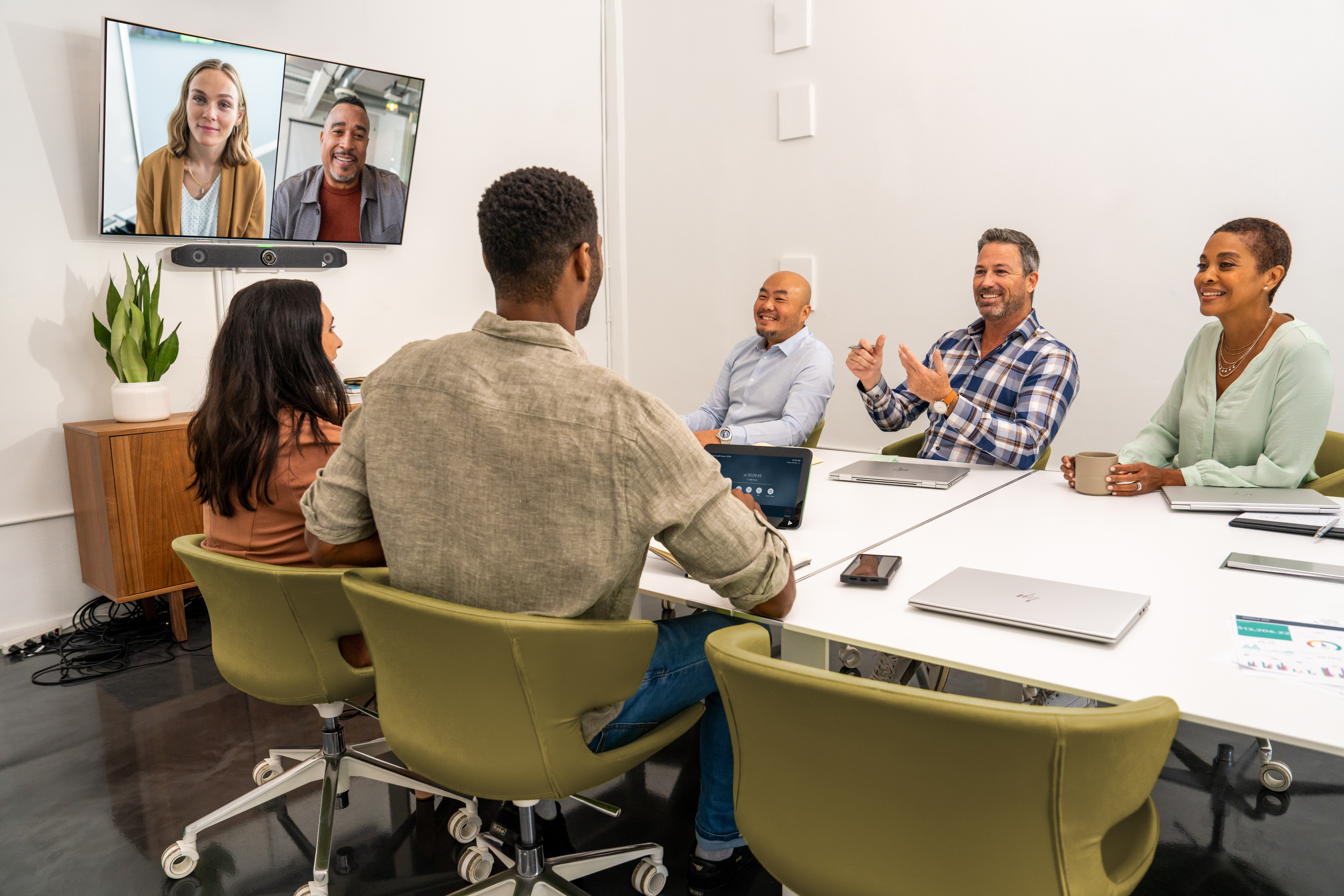 Poly Studio X52 - All-in-One Videoleiste (Videoleiste, Poly TC10 Touchcontroller)