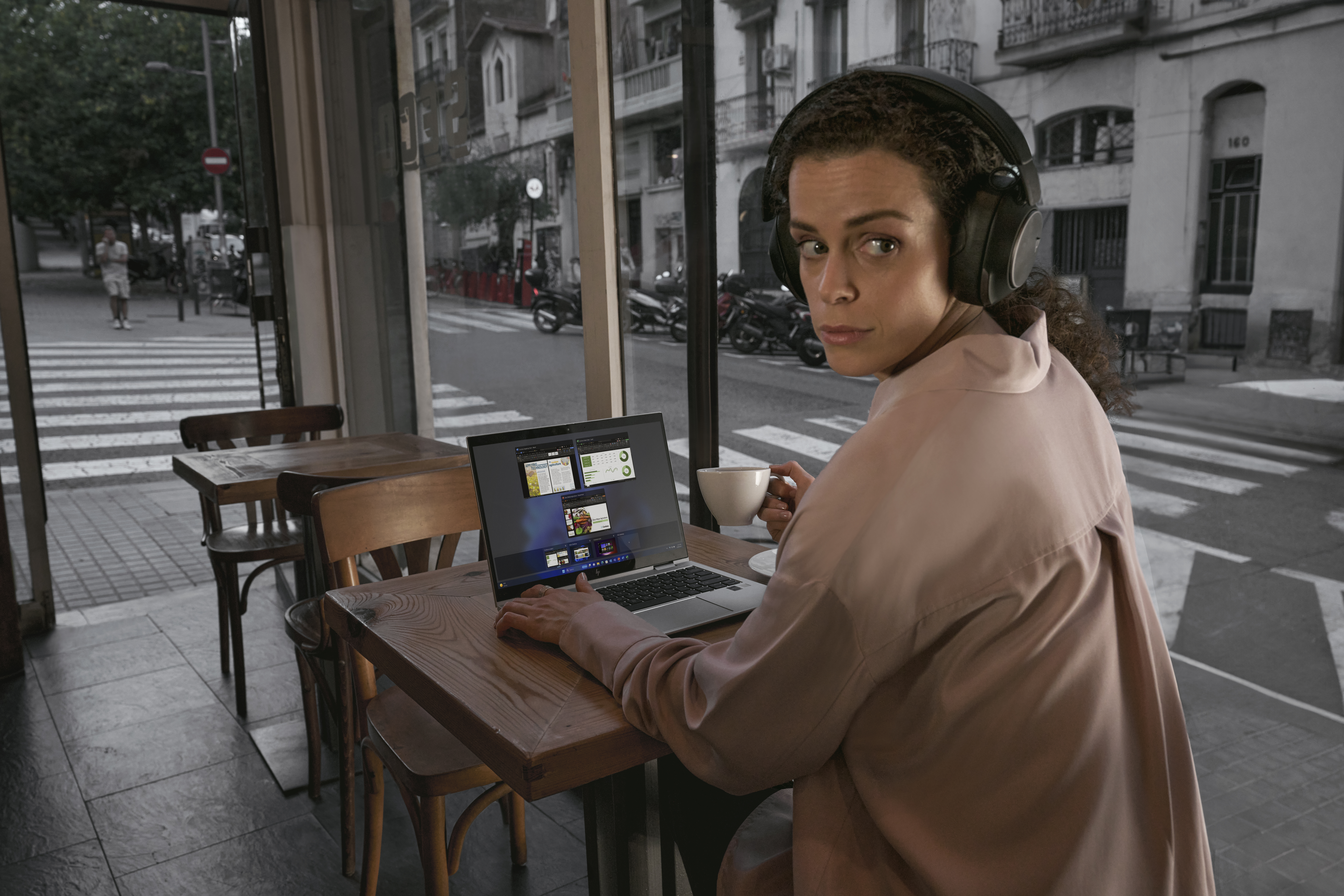 HP EliteBook 8 G1a Notebook Next Gen AI - 169-Scharnierdesign - AMD Ryzen AI 7 350 / 2 GHz - Win 11 Pro - Radeon 860M - 64 GB RAM - 1 TB SSD NVMe - 35.6 cm (14)