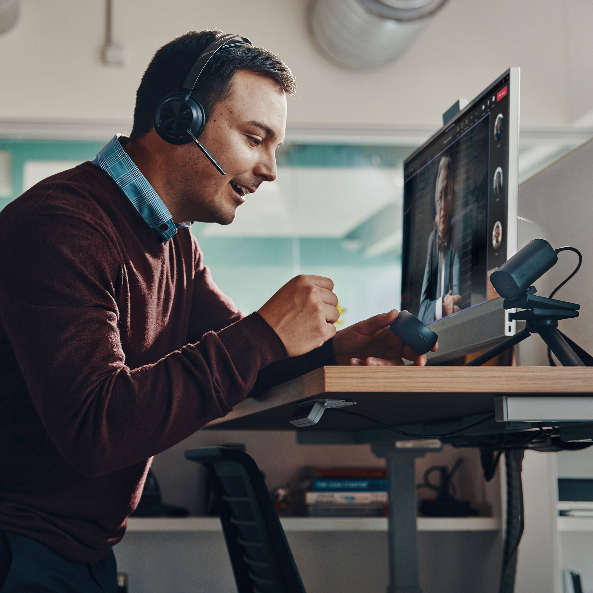 Poly Voyager Focus 2 - Headset - On-Ear - Bluetooth