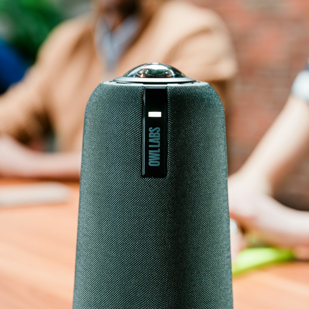 Owl Labs Bundle Meeting Owl 4+ e Owl Bar - Bundle intelligente per conferenze multi-videocamera 4K a 360 gradi (messa a fuoco automatica delloratore, commutazione intelligente della videocamera, accoppiamento wireless)