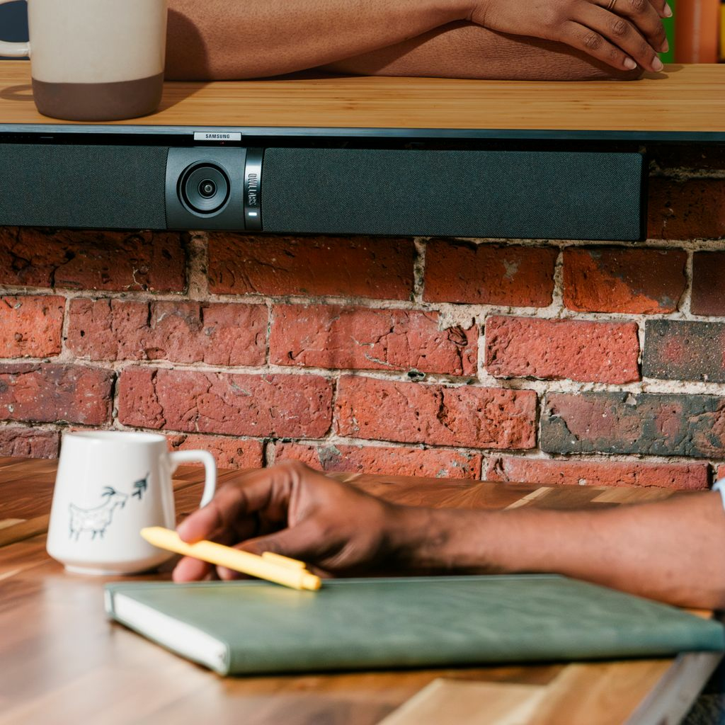 Owl Labs Bundle Meeting Owl 4+ e Owl Bar - Bundle intelligente per conferenze multi-videocamera 4K a 360 gradi (messa a fuoco automatica delloratore, commutazione intelligente della videocamera, accoppiamento wireless)